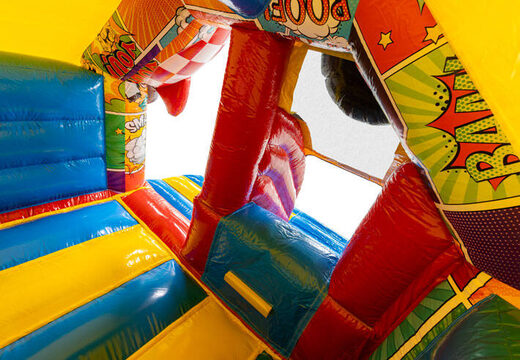 Wnętrze połączonej zjeżdżalni w tematyce komiksowej