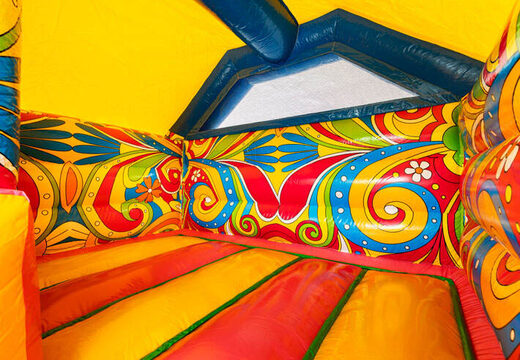 Żółto-pomarańczowe kwiaty wewnątrz Zjeżdżalni Combo Rajskiej Wyspy