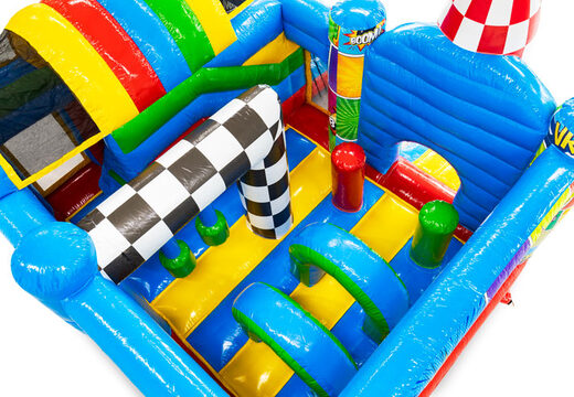 Wnętrze wielofunkcyjnej trampoliny w tematyce komiksowej z łukami i filarami