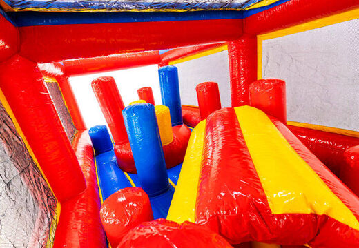 Dziura do czołgania i filary w module do rozbudowy trasy przeszkód w tematyce rollercoastera