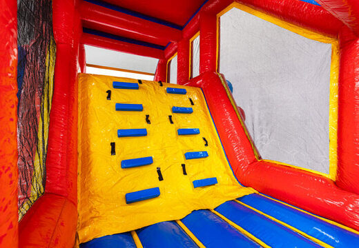 Ścianka wspinaczkowa w samodzielnie budowanej rozbudowie toru przeszkód Base Jump