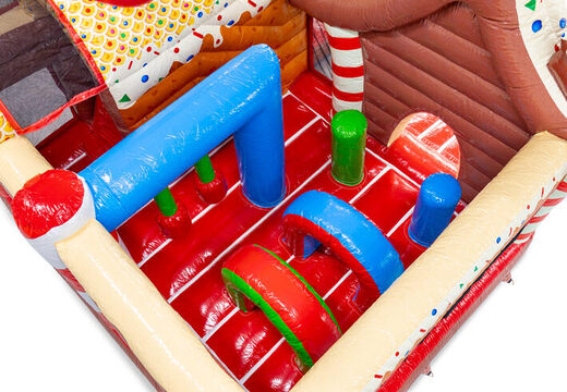 Wnętrze zamkniętego dmuchanego zamku Multiplay z łukami, kolumnami i workami treningowymi