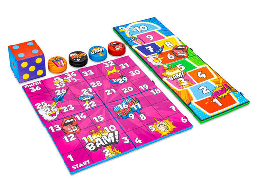 Kolorowy zestaw gier z przodu Softplay w temacie komiksowym