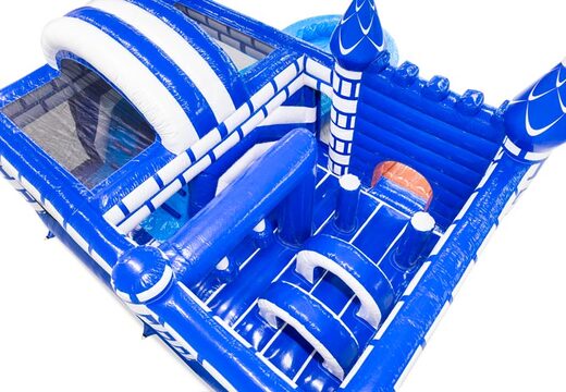 Wnętrze zamku dmuchanego z łukami, kolumnami i workami treningowymi na sprzedaż w JB