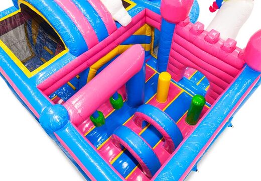 Wnętrze zamku dmuchanego z łukami, kolumnami i workami treningowymi na sprzedaż w JB