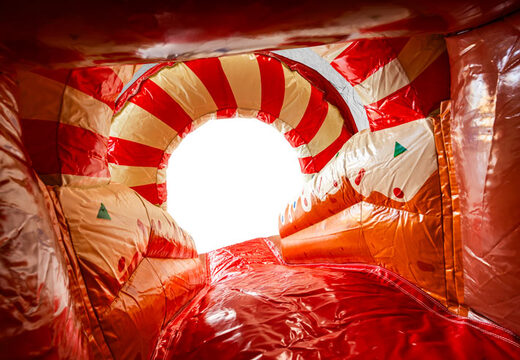 Zjeżdżalnia zamczyska na temat piernikowego domku, czerwona i biała