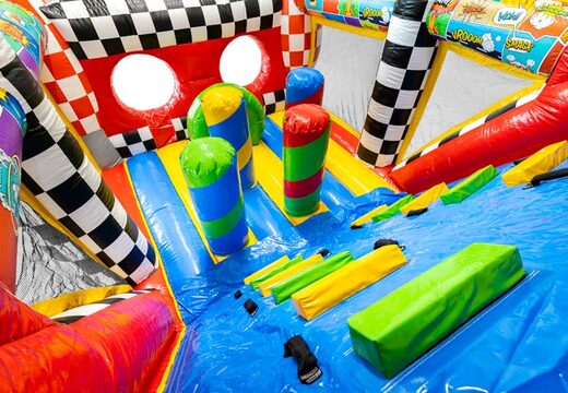 Wysokiej jakości tor przeszkód w stylu komiksowym z unikalnymi przeszkodami