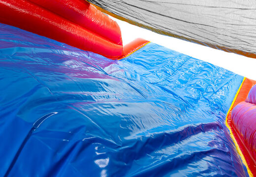 Nadmuchiwany tor przeszkód z odważnymi grafikami komiksowymi