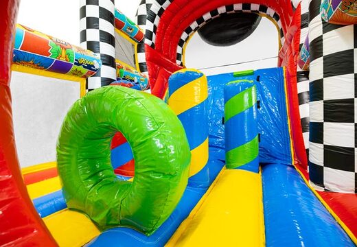 Szczegółowe grafiki komiksowe na imponującym torze przeszkód