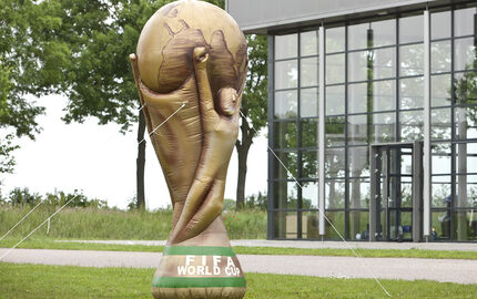 Kup nadmuchiwane powiększenie produktu 3D FIFA World Club. Zamów nadmuchiwane obiekty 3D już teraz online w JB Dmuchańce Polska