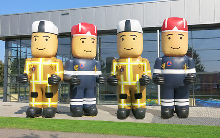 Kup nadmuchiwane lalki strażackie powiększenie produktu. Zamów powiększenie nadmuchiwanego produktu już teraz online w JB Dmuchańce Polska