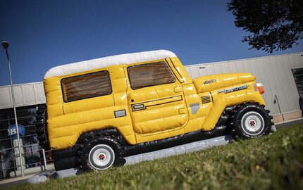 Spersonalizowany dmuchane zamki Toyota Land Cruiser Autobedrijf van der Linde wykonany w Twojej tożsamości korporacyjnej w JB Dmuchańce Polska. Zamów online promocyjne zamki do skakania we wszystkich kształtach i rozmiarach