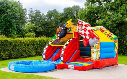 Baner do wpisu na blogu o dmuchanych zamkach z podwójnym zjeżdżalnią