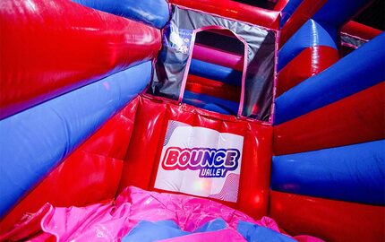 Dmuchany park do skakania Bounce Valley Eindhoven w kolorach różowym i niebieskim dostępny online w JB